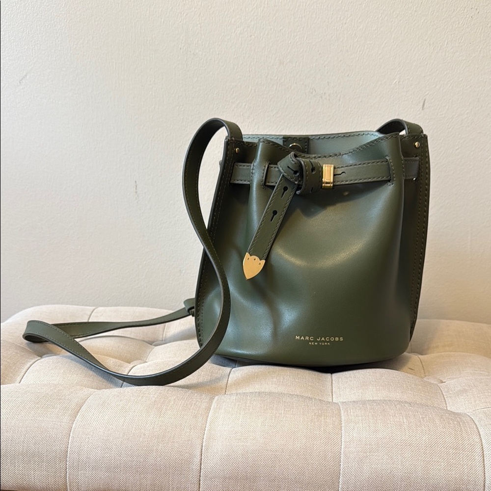 Olive Marc Jacobs Green Crossbody Bucket Bag with Adjustable Strap